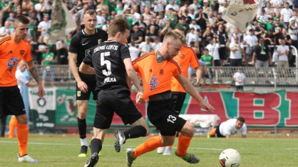 Wismut-Mittelfeldspieler Stefan Raßmann (r.) seitzt sich im Zweikampf gegen Leipzigs Niklas Opolka durch. Foto: Jens Lohse