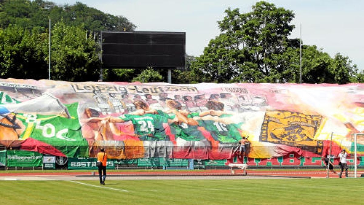 Die 1500 Leutzscher Anhänger haben ein riesiges Transparent mitgebracht, das über die ganze Nordkurve im Stadion der Freundschaft reicht. Foto: Jens Lohse