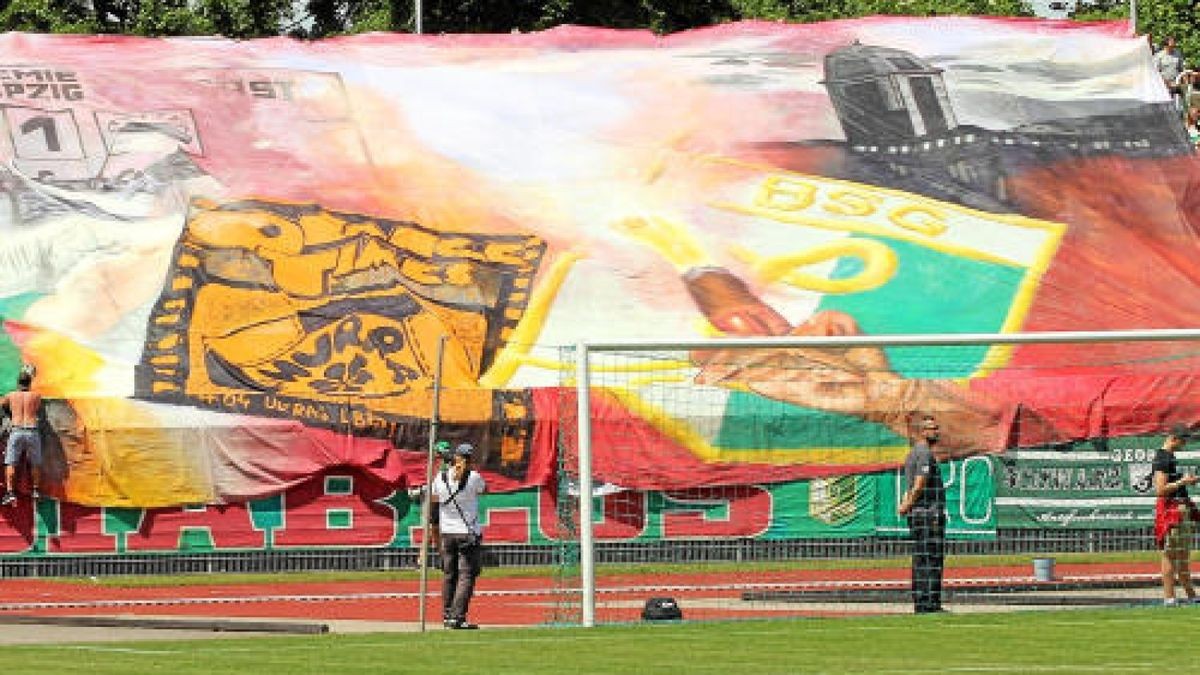 Die 1500 Leutzscher Anhänger haben ein riesiges Transparent mitgebracht, das über die ganze Nordkurve im Stadion der Freundschaft reicht. Foto: Jens Lohse