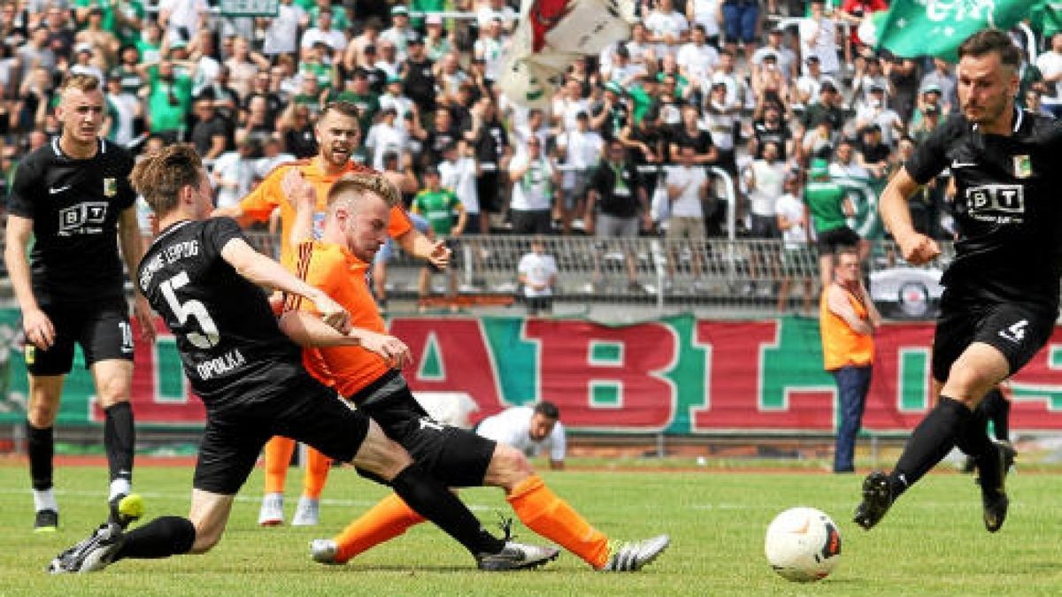 Stefan Raßmann (2.v.l.) im Duell mit Leipzigs Niklas Opolka. Foto: Jens Lohse