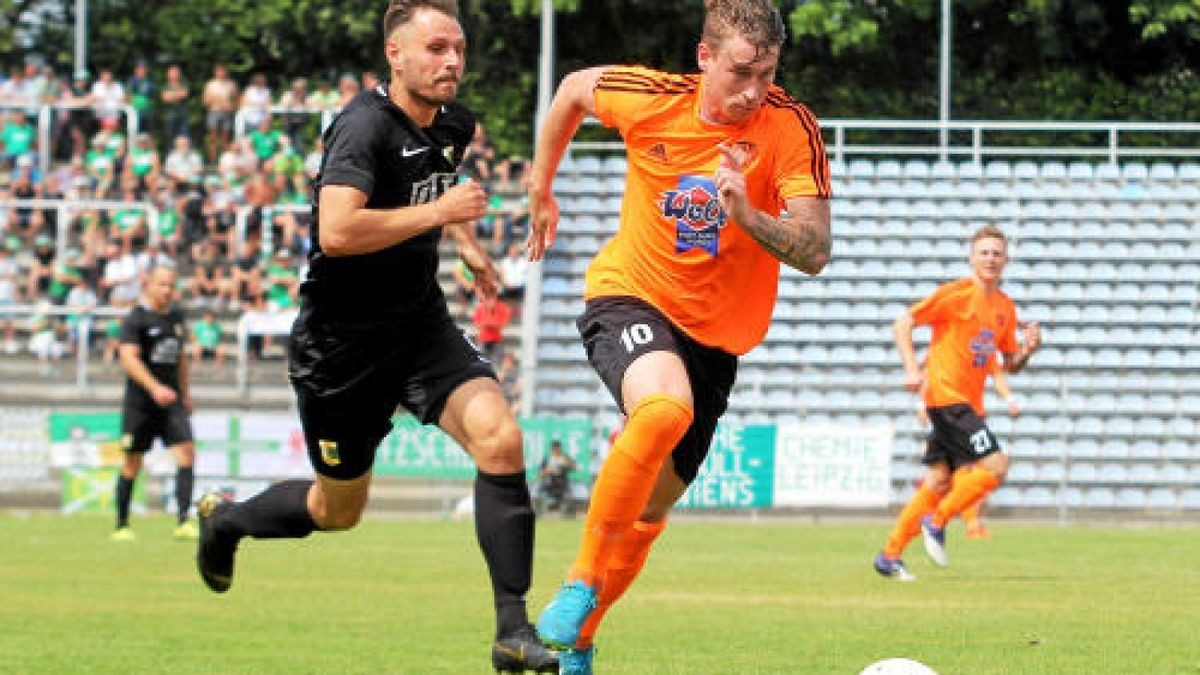 Wismut-Angreifer Christopher Lehmann (r.) glänzt in seinem letzten Spiel für Orange-Schwarz mit zwei Treffern und zwei Torvorlagen. Foto: Jens Lohse