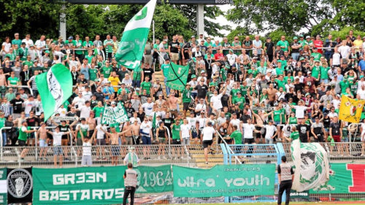 Trotz des Rückstands bleiben die Chemie-Fans gelassen. Sie wollen mit ihrem Team den Regionalliga-Aufstieg feiern. Foto: Jens Lohse