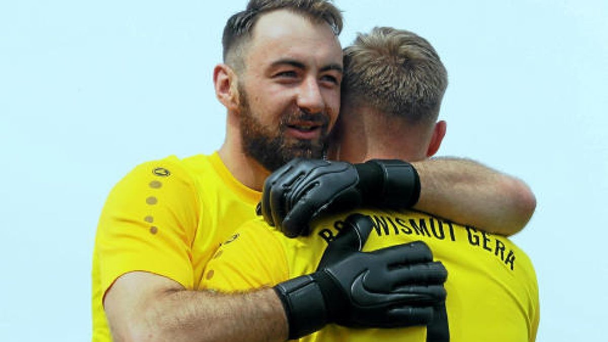 Torwartwechsel kurz vor Schluss: Jacob Mühlmann (l.) wünscht Nicolas Kriebel viel Glück für die letzten zehn Minuten. Foto: Jens Lohse