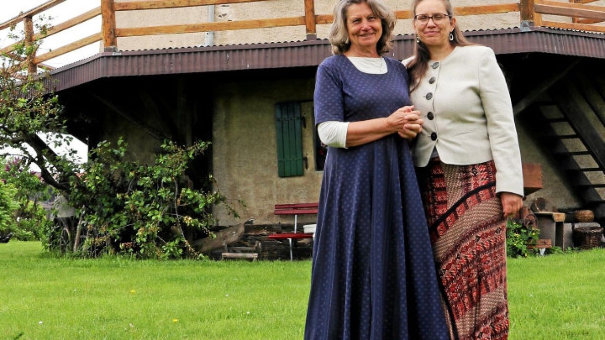 Zum Mühlentag 2019: Ina  Knapp (53) betreibt die  Holländermühle mit Sackmuseum in Linda (Saale-Orla-Kreis). Gemeinsam mit ihrer Mutter Brunhilde (74) bietet sie rund ums Jahr Veranstaltungen und Führungen an - so auch zum Mühlentag. Foto: Ulrike Kern