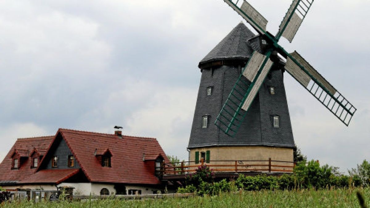 Zum Mühlentag 2019: Ina  Knapp (53) betreibt die  Holländermühle mit Sackmuseum in Linda (Saale-Orla-Kreis). Gemeinsam mit ihrer Mutter Brunhilde (74) bietet sie rund ums Jahr Veranstaltungen und Führungen an - so auch zum Mühlentag.Foto: Ulrike Kern