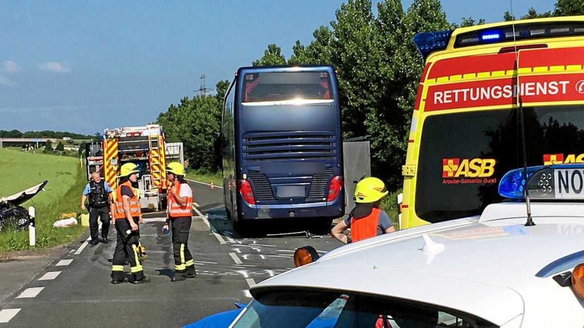 Einen Bus-Unfall mit mehreren Verletzten hat sich am Freitagnachmittag im Ilm-Kreis ereignet.