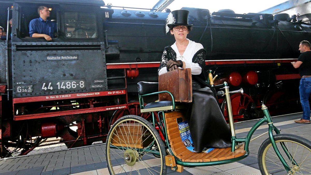 Die Dampflok war der Hingucker beim Fest. Antje Göring aus Freienbessingen war im passenden Kostüm auf einem anderen historischen Fahrzeug angereist. Fotos: Henning Most