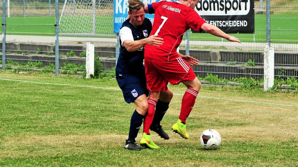 Nicht aufzuhalten: Auch der Tabellenzweite und „Angstgegner“ FC Erfurt Nord (links: Norman Müller) konnte den FSV Sömmerda (Martin Fritsche) nicht daran hindern, dass dieser per 2:0 seinen vierten Sieg in Folge einfuhr.