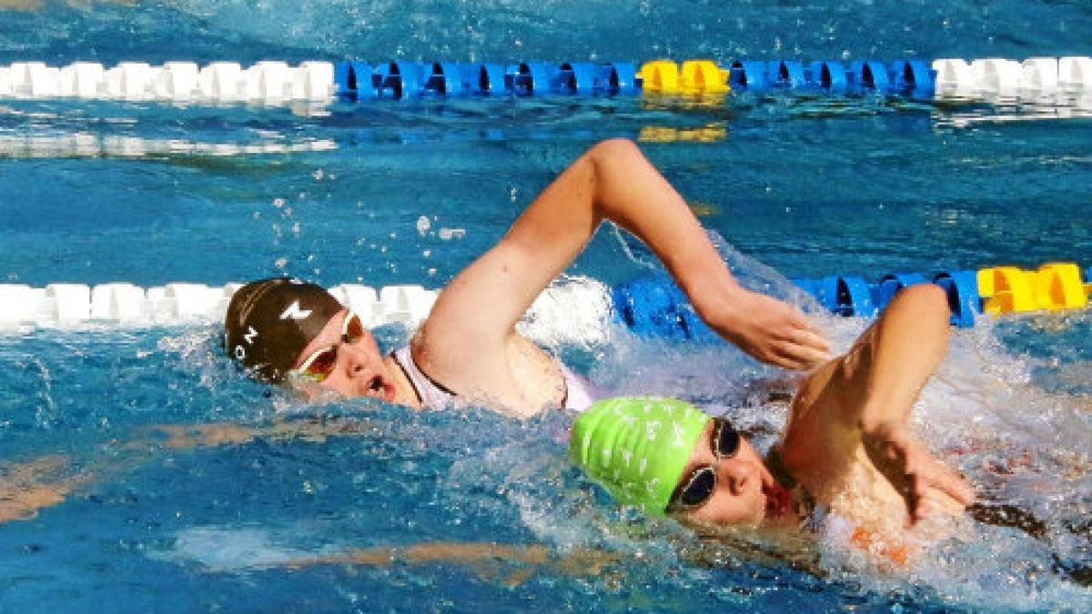 Maximilian Matz (AC Apolda, links) und Maximilian Paetzelt (HSV Weimar) kämpften im Wasser nebeneinander.Foto: Kurt Fricke