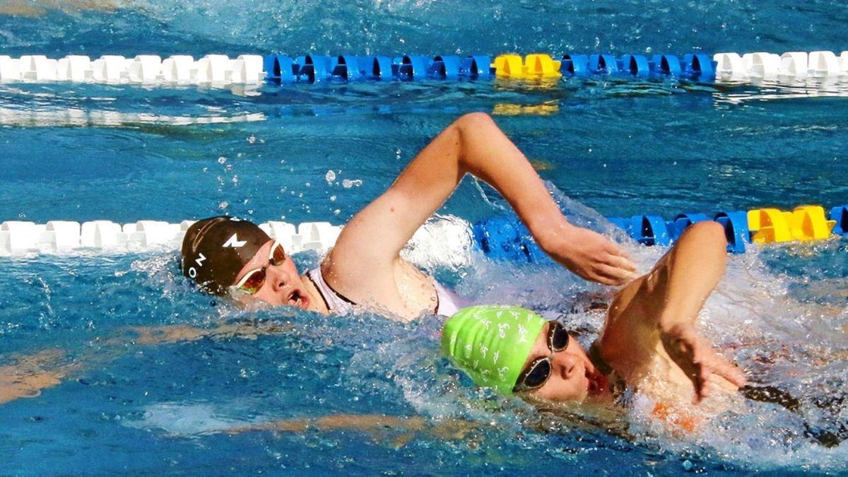 Maximilian Matz (AC Apolda, links) und Maximilian Paetzelt (HSV Weimar) kämpften im Wasser nebeneinander.