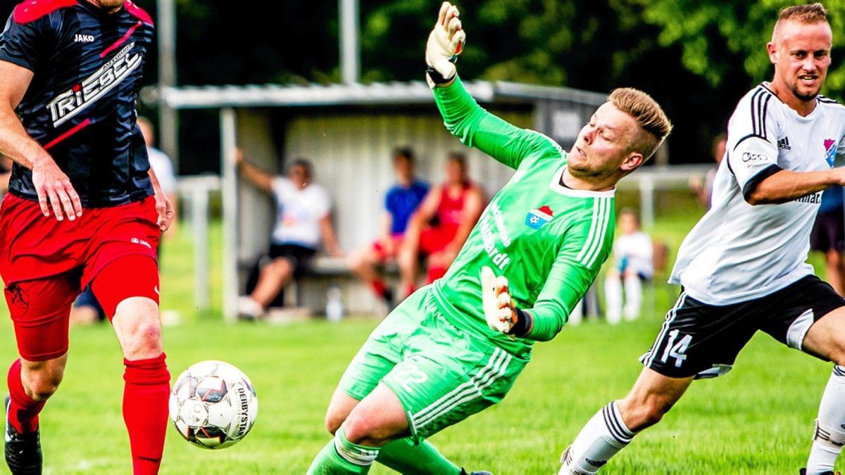 Der Bielener Angreifer versucht, den Wüstheuteröder Schlussmann Tobias Bolle und seinen Verteidiger Dominik Frommer auszuspielen.          