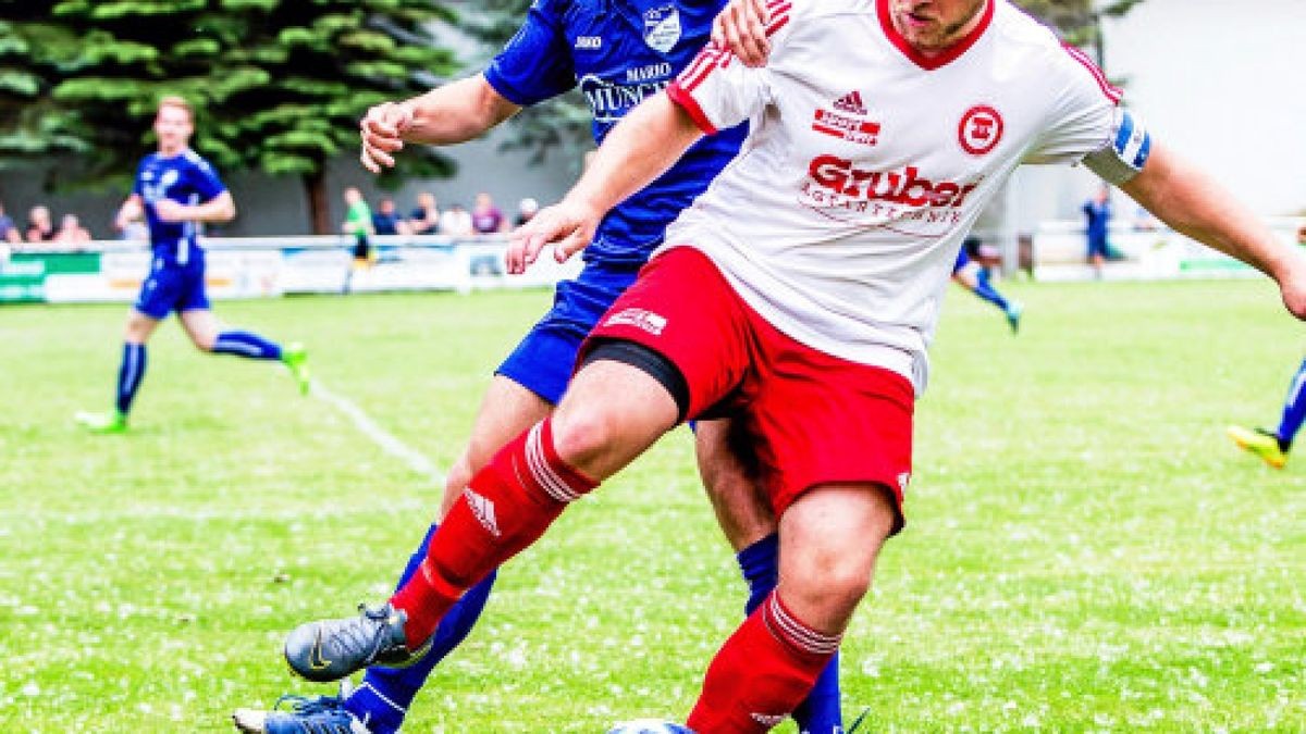 Blau-Weiß Großwechsungen (vorn) verliert nach starker erster Halbzeit noch 0:3. Foto: Christoph Keil