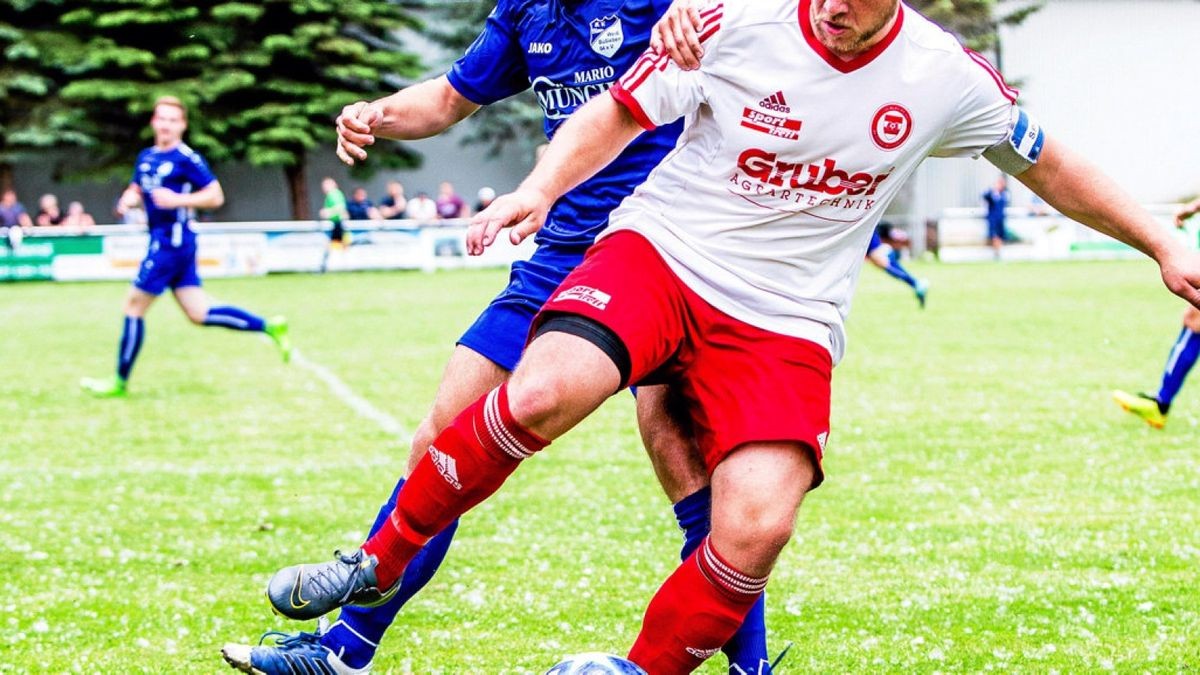 Blau-Weiß Großwechsungen (vorn) verliert nach starker erster Halbzeit noch 0:3.