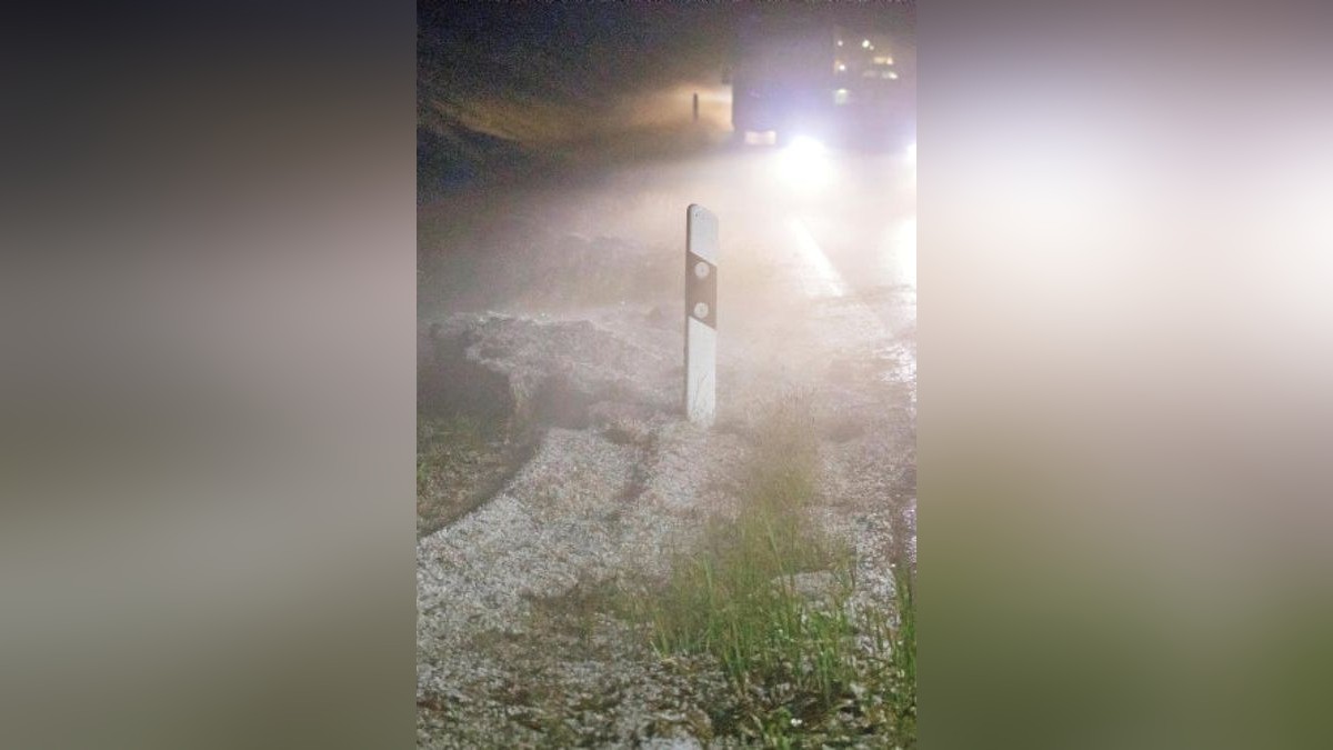 10.06.2019, Sachsen, Marienberg: Hagel und sehr viel Regenwasser erschweren den Verkehr auf der B 174 bei Marienbergnach einem heftigen Gewitter. Foto: Bernd März/dpa-Zentralbild/dpa +++ dpa-Bildfunk +++Foto: Bernd März