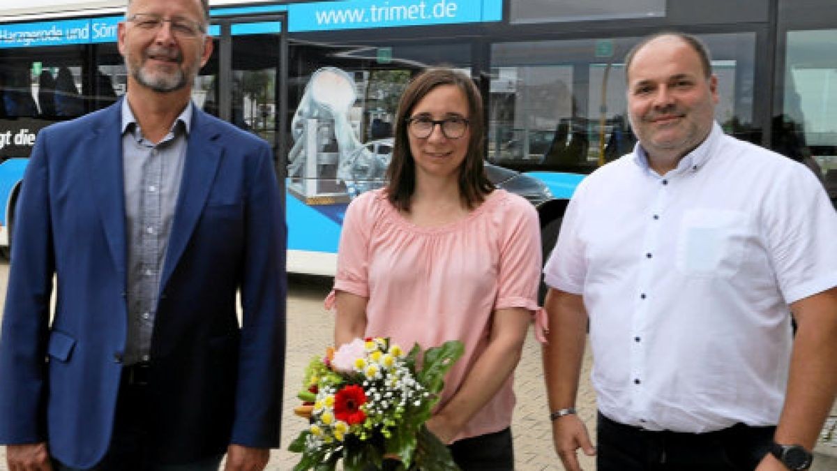 Andreas Kiebel, Sandra Thielicke-Siegmann und Patrick Koch mit dem Trimet-Bus.Foto: Peter Hansen