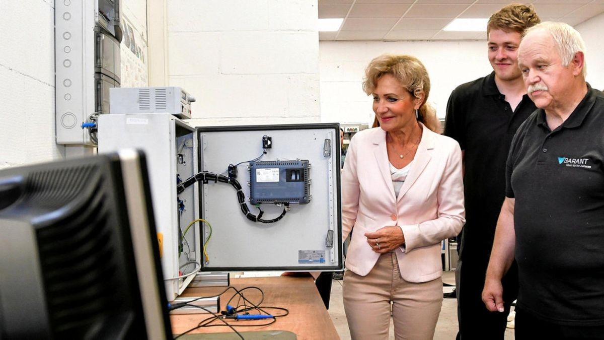 Ministerin Birgit Keller (Linke) besucht die Firma Garant – hier Lehrling Tom Witthauser und Ausbildungsleiter Rüdiger Pabst (rechts) in Thörey.