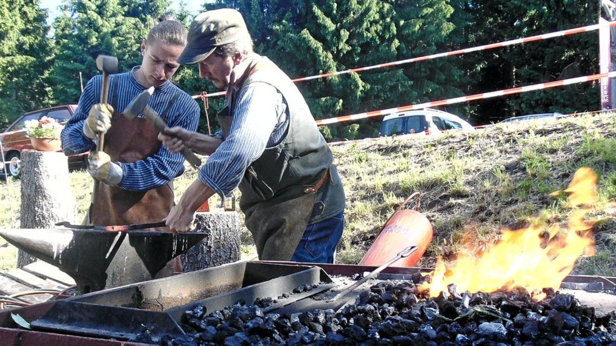 Schmiedemeister Thomas Dietrich (rechts) und sein Sohn Marc Scheibner arbeiten mit den anderen Schmieden am Kreis-Wappen.