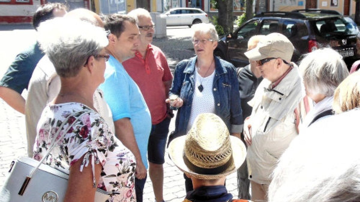 Uta Kessel (hinten) führte die Gruppe des Blinden- und Sehbehindertenverbandes durch Arnstadt. Das war für alle ein tolles Erlebnis.Foto: Robert Schmidt