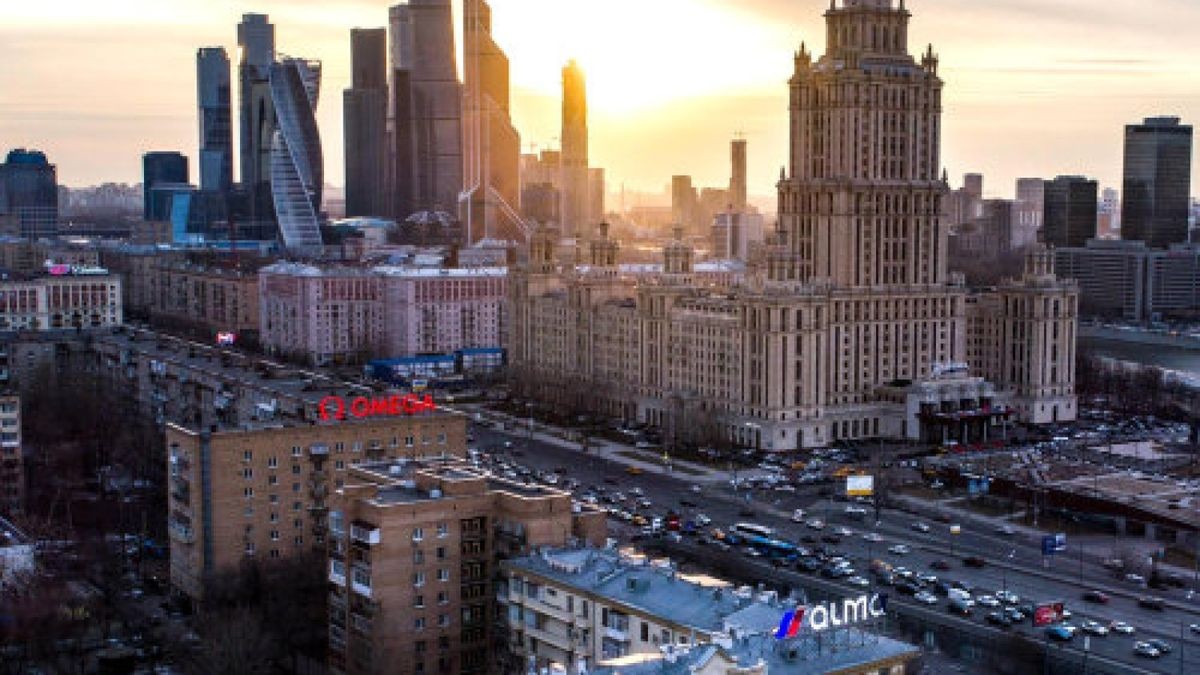 MOSCOW, RUSSIA - APRIL 6, 2018: A view of Kutuzovsky Avenue, Moscow s Radisson Royal Hotel and the Moskva City Moscow International Business Center (background). Sergei Bobylev/TASS PUBLICATIONxINxGERxAUTxONLY TS07AD07Foto: Sergei Bobylev