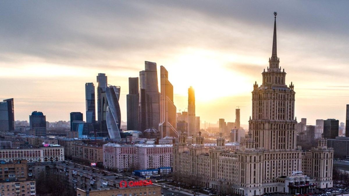 Blick auf Moskau mit dem International Business Center (im Hintergrund) und dem Radisson Royal Hotel.