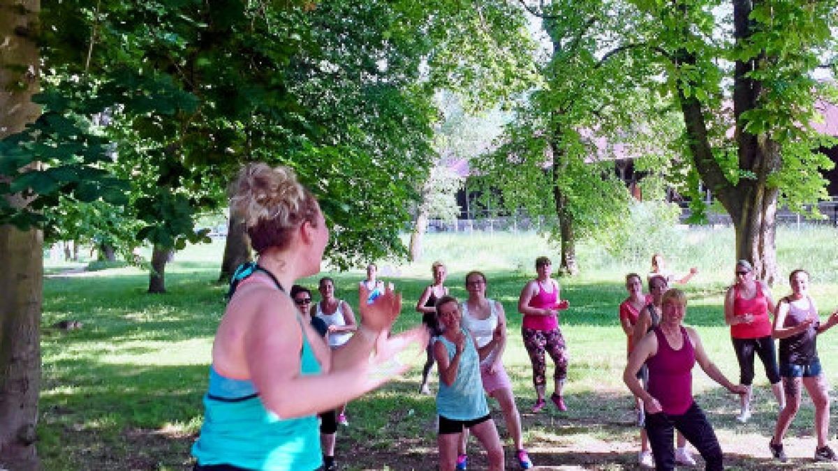 Rund 20 Teilnehmerinnen kamen zur Premiere am vergangenen Mittwoch, um mit Trainerin Theresia Schreier unter freiem Himmel Zumba zu tanzen.Foto: