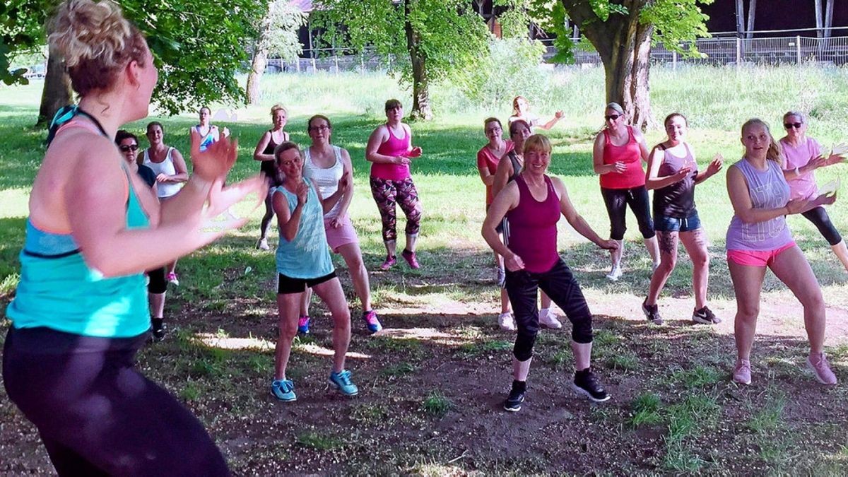 Rund 20 Teilnehmerinnen kamen zur Premiere am vergangenen Mittwoch, um mit Trainerin Theresia Schreier unter freiem Himmel Zumba zu tanzen.