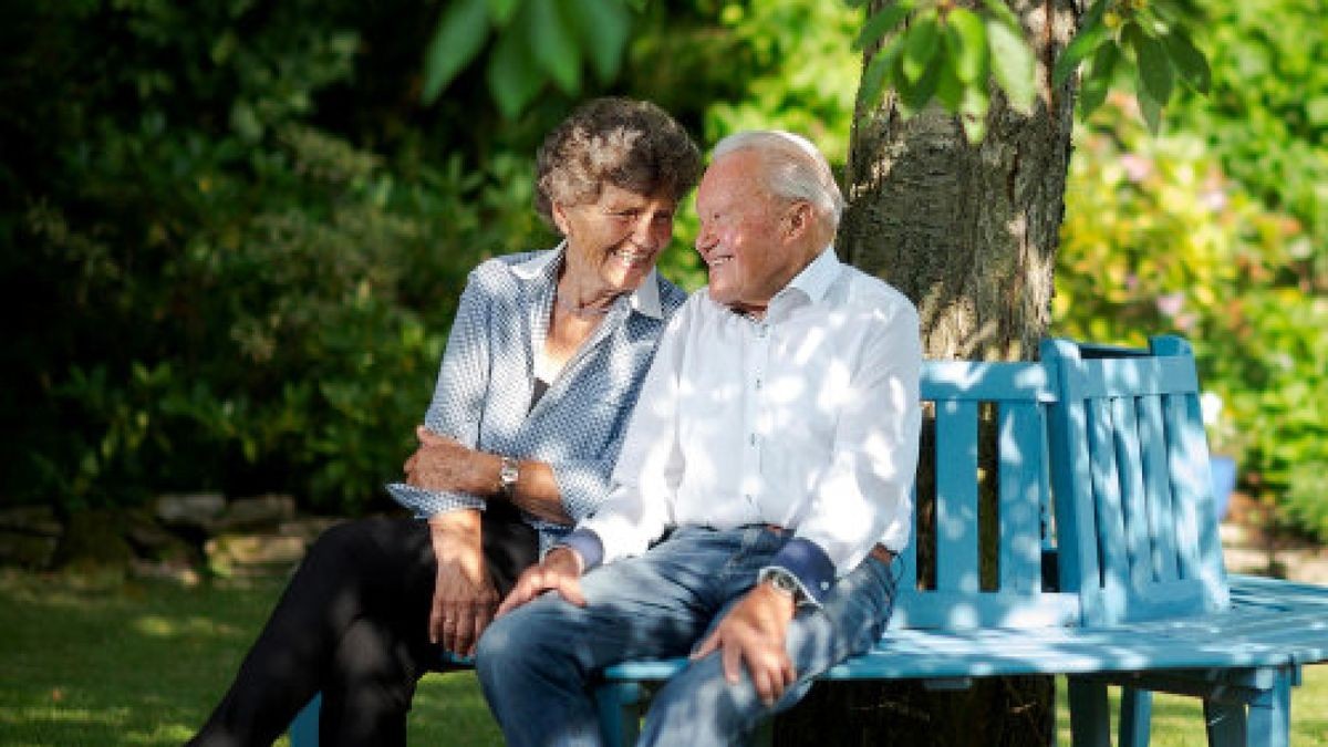 Gisela und Wolfgang Hartmann sitzen gemütlich in ihrem Garten in Nordhausen. Während sie heute ihren 80. Geburtstag feiert, hat ihr Mann am Donnerstag den 85. Geburtstag. Am Samstag wird groß gefeiert.Foto: Marco Kneise