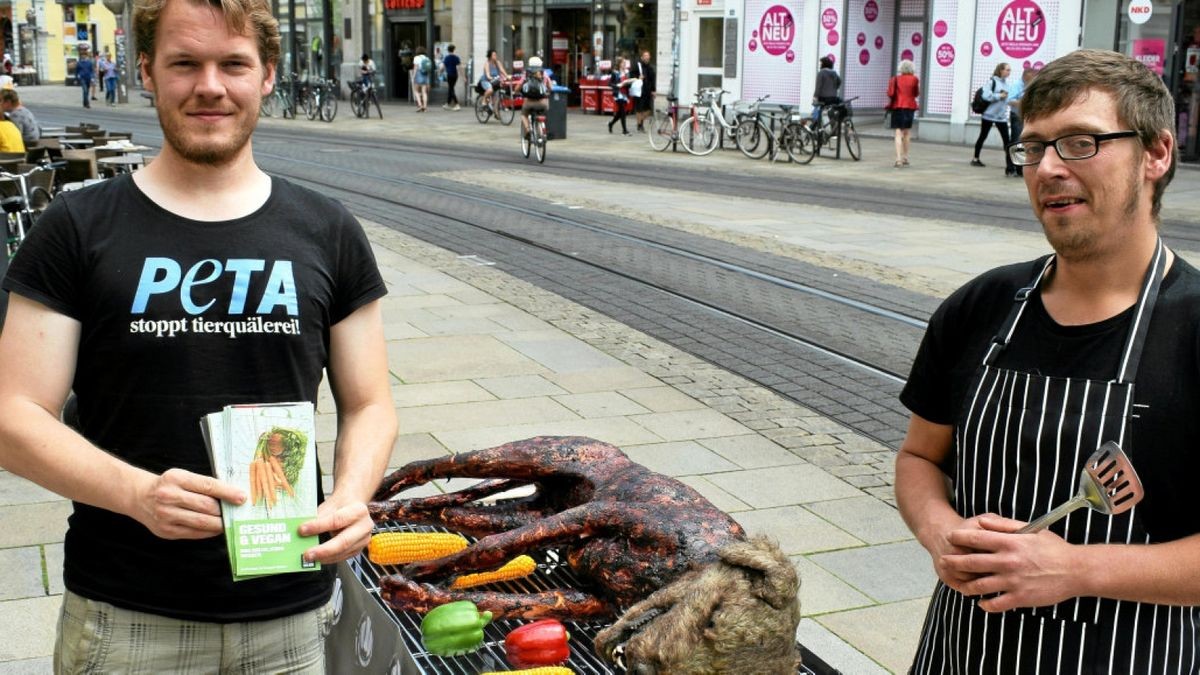 Peta-Aktionskoordinator Jens Vogt (links) und Christian Oswald bauten den Grill mit der weitgereisten Hundeattrappe am Alten Angerbrunnen auf.