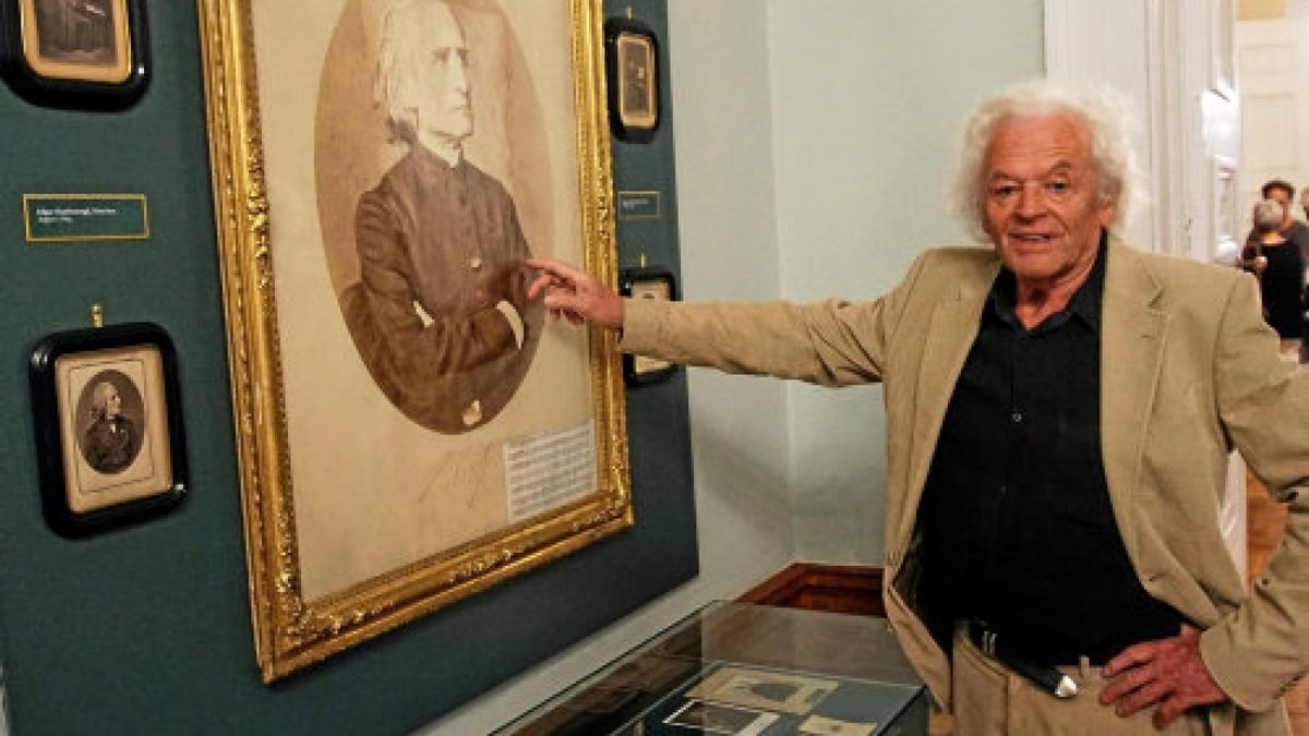 Ernst Burger aus München hat dem Schlossmuseum Sondershausen  mehr als 100 Liszt-Fotografien zur Verfügung gestellt. Der Einfluss des Künstlers auf die Stadt wurde beim Salondiner und im Kulturcafé erörtert.Foto: Timo Götz