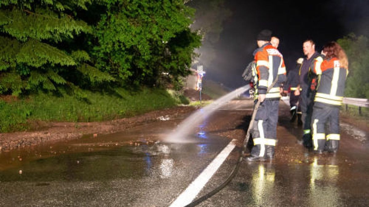 Eine Schlammlawine rollte in der Nacht auf Mittwoch durch Wutha-Farnroda. Dort war auf einem Kilometer Länge die Landstraße unter einer dicken Schlammschicht begraben. Foto: News5/Schuchardt