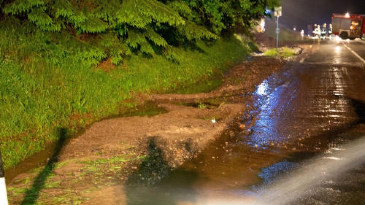 Zwei Radlader waren im Einsatz, um den Schlamm wieder zu entfernen. Foto: News5/Schuchardt