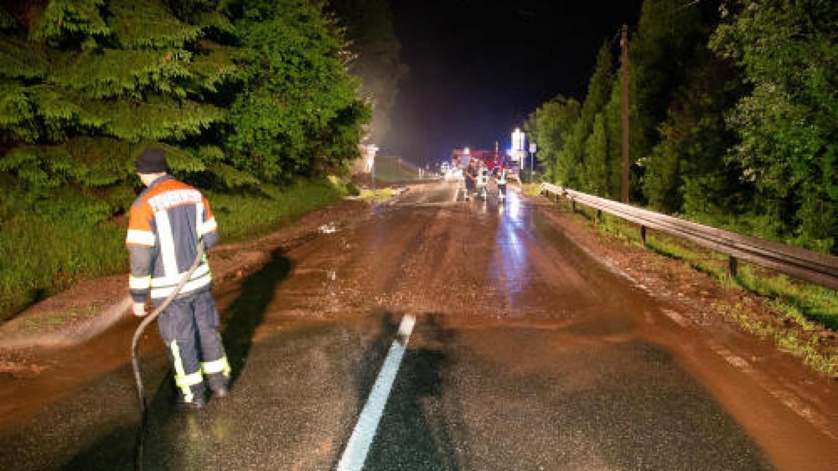 Bis tief in die Nacht hatten die Einsatzkräfte zu tun, um die Schäden des Unwetters zu beseitigen. Foto: News5/Schuchardt