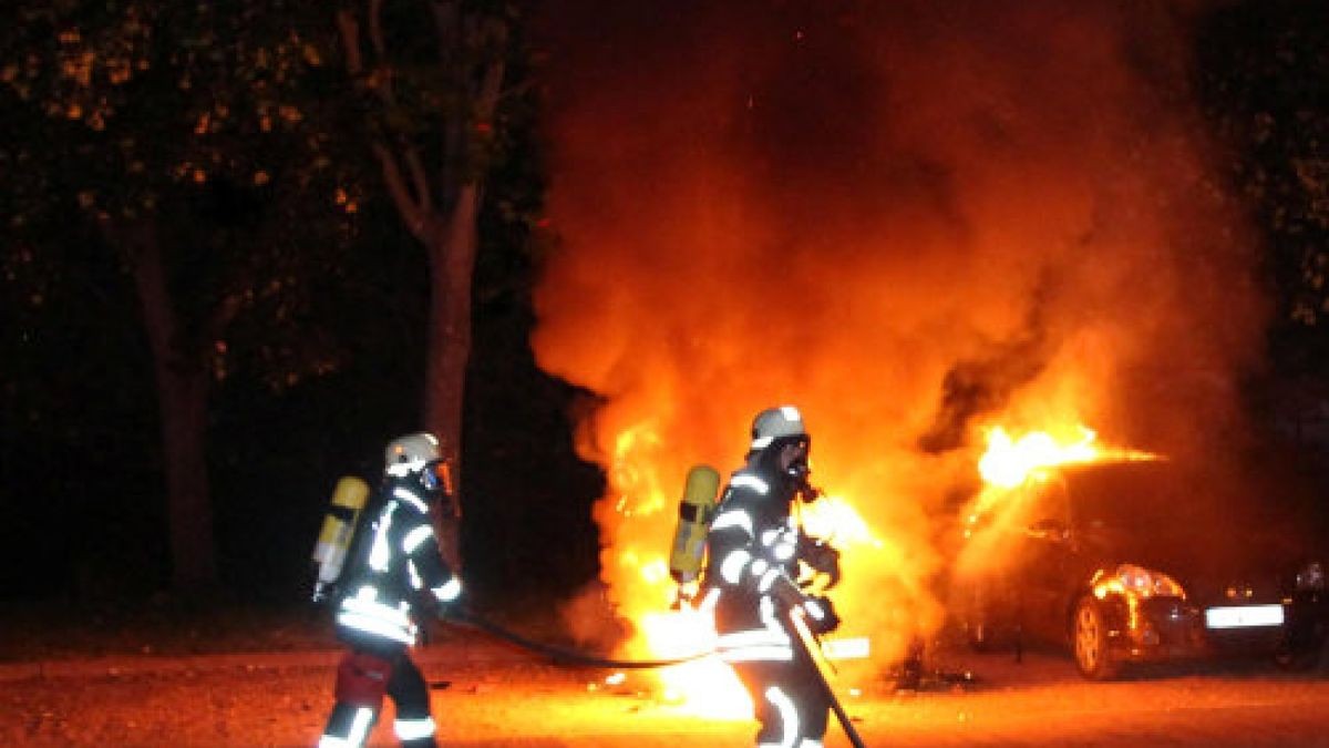 Auf einem Parkplatz in Heiligenstadt brannten in der Nacht zwei Fahrzeuge.Foto: Feuerwehr Heiligenstadt