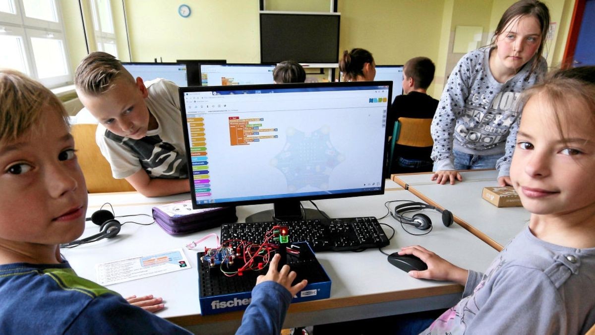 Ein Programm für die Schaltung einer Ampel entwerfen Paul und Maria (vorn) gemeinsam mit ihren Mitschülern Leonie und Paul im Computerkabinett der Grundschule Westerengel mit Spezialsoftware am Bildschirm, bevor sie es auf die von eimem Minirechner gesteuerte Anlage übertragen.  Fotos: Henning Most