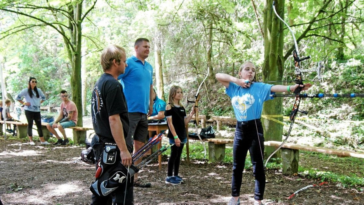 Niedertopfstedts Bogenschützen ließen die Festbesucher Pfeile verschießen.