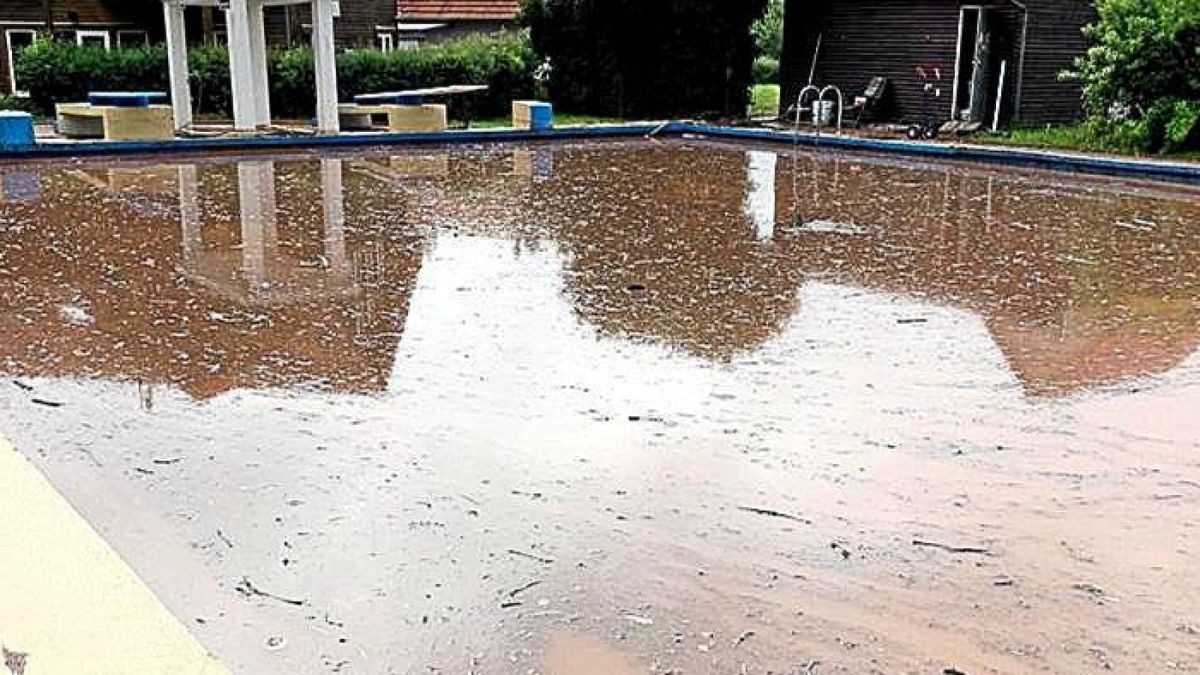 Wintersteins Freibad ist nach Sturzregen und Gewitter überflutet.