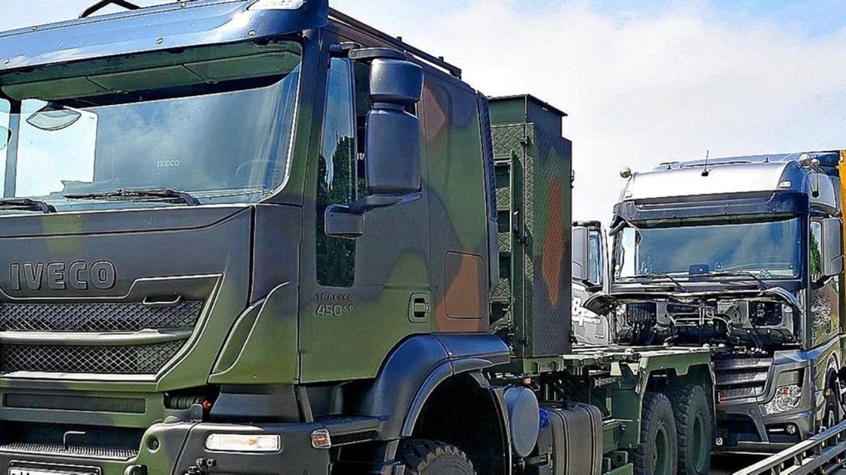 Soldaten aus Gera stoppen mit ihrem Lkw den führerlosen Sattelzug auf der A4. Der Fahrer war bewusstlos geworden.