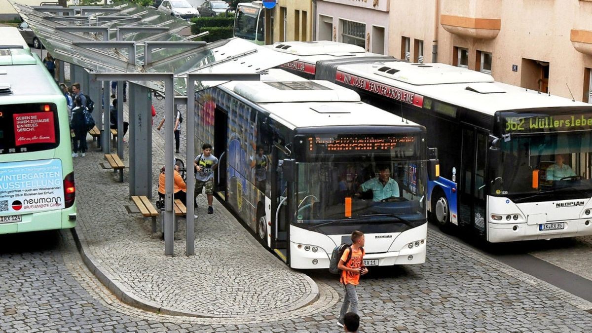 Noch bis zum 31. Juni ist der Regionalbus Arnstadt auch für den Bus- und Schülerverkehr im nördlichen Ilm-Kreis zuständig, ab dem 1. Juli ist er dann nur noch Subunternehmer des Omnibusverkehr Ilmenau.Auf dem Bild sind die Bushaltestellen „An der Weiße“ in Arnstadt zu sehen.