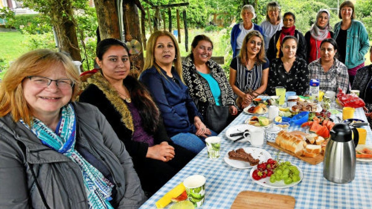 Insgesamt 35 Damen trafen sich gestern Vormittag zum Interkulturellen Mitmach- und Mitbring-Frühstück für Frauen in den bunten Gärten im Kuhgehänge.Foto: Norman Meißner