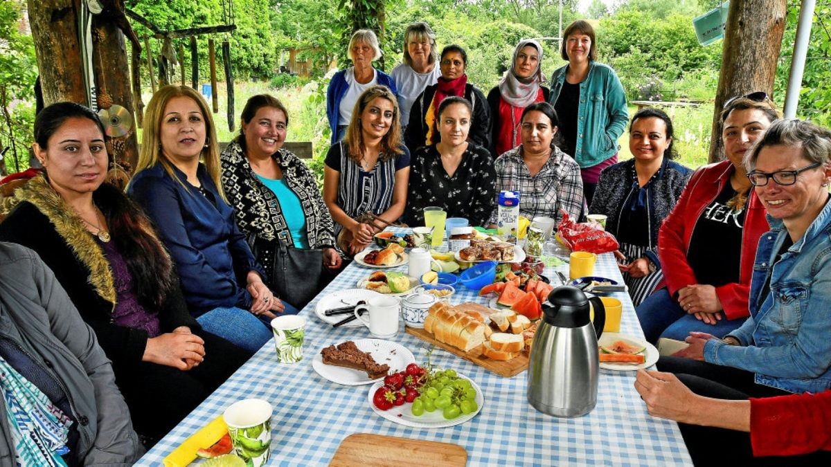 Insgesamt 35 Damen trafen sich gestern Vormittag zum Interkulturellen Mitmach- und Mitbring-Frühstück für Frauen in den bunten Gärten im Kuhgehänge.