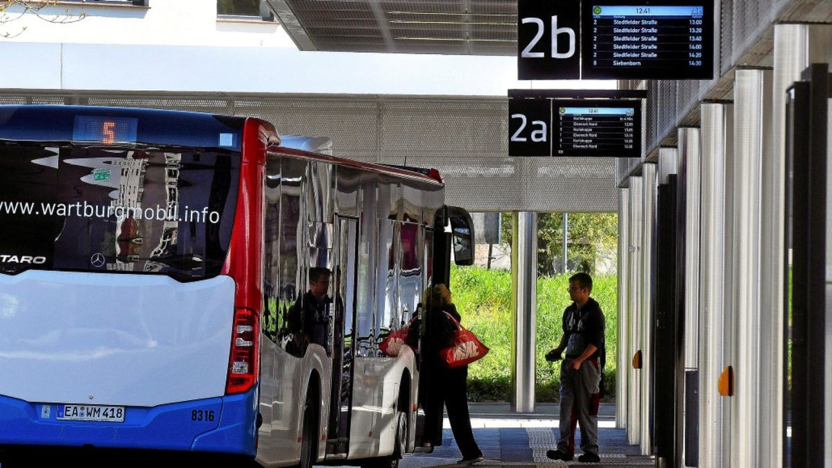 In einen Bus der noch jungen Verkehrsgesellschaft Wartburgmobil steigen am Zentralen Omnibusbahnhof in Eisenach Fahrgäste ein. Deren Zahl war 2018 rückläufig, vor allem im Stadtverkehr Eisenach.