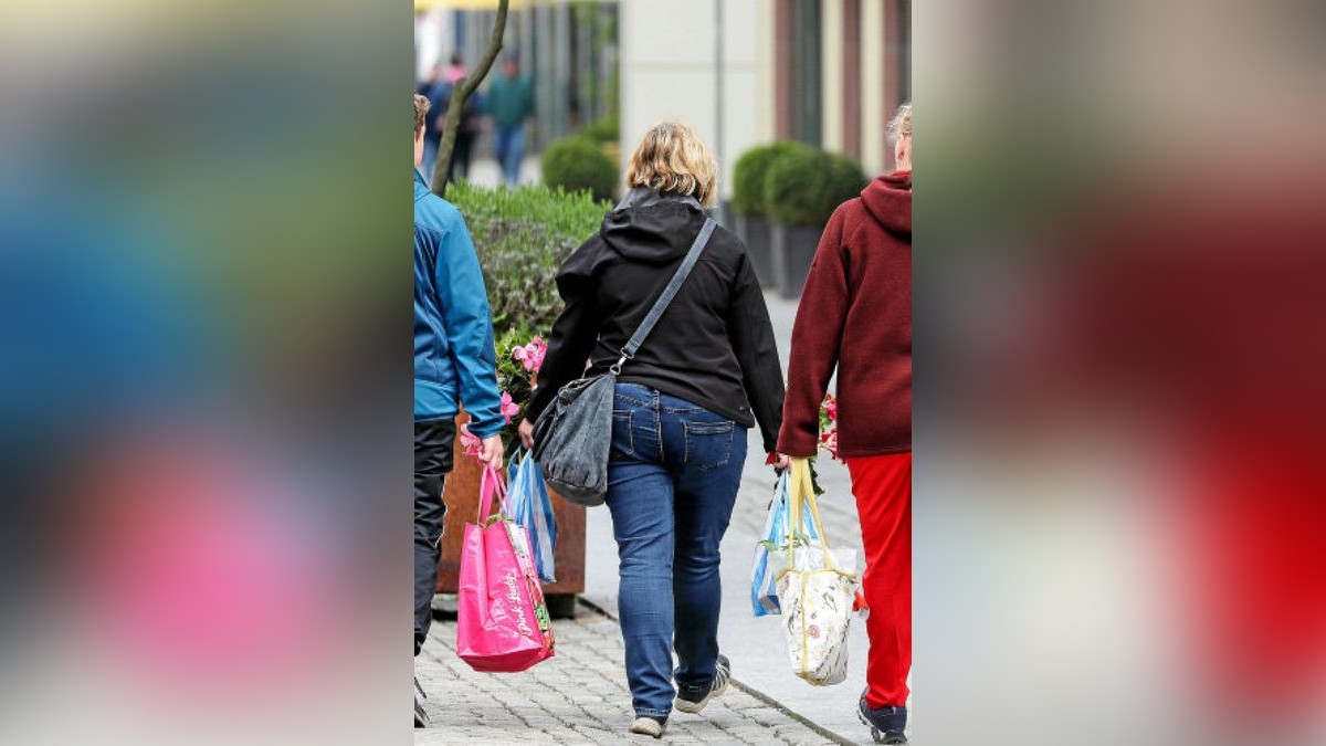 ARCHIV - 01.05.2019, Sachsen, Chemnitz: Menschen gehen mit ihren Einkäufen durch die Innenstadt. Die Konsumneigung der Bundesbürger bleibt auch im Mai stabil. «Die Stimmung der Verbraucher zeigt sich nur wenig verändert», berichtete die Gesellschaft für Konsumforschung (GfK) am 28.05.2019 in Nürnberg. Foto: Jan Woitas/ZB/dpa +++ dpa-Bildfunk +++Foto: Jan Woitas