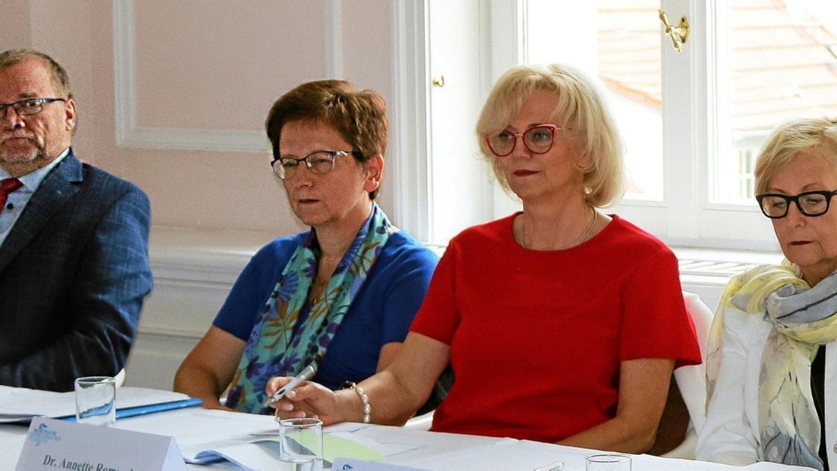 Im Bild von rechts: Ellen Lundershausen (LÄK), Annette Rommel (KV), Gundula Werner (LKG) und Frank Lange (vlk).