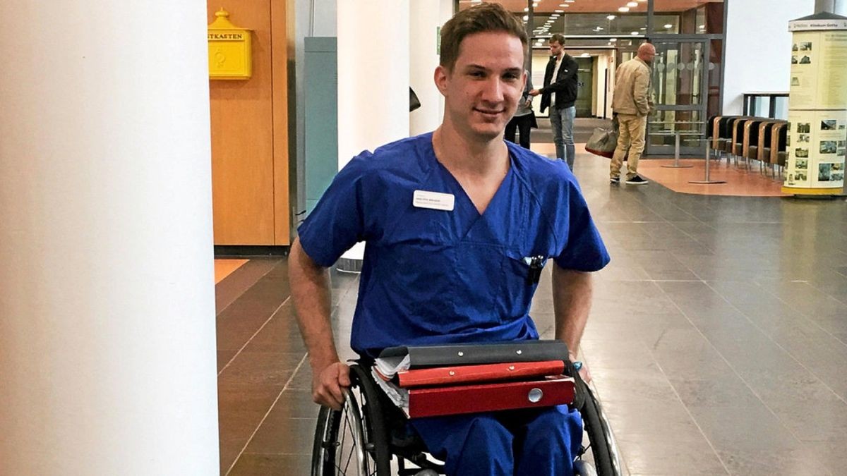 Jens-Eike Albrecht auf dem Gang des Helios-Klinikums Gotha.