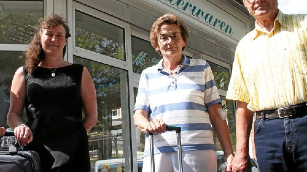 Marianne und Hans-Joachim Hohnstein (rechts) haben einen Nachfolger für ihr Lederwarengeschäft gefunden. Steffi Vanselow und Heinke Hatzky (links) werden das Geschäft weiterführen. Die Neueröffnung ist am 29. Juni um 10 Uhr.Foto: Hans-Peter Blum