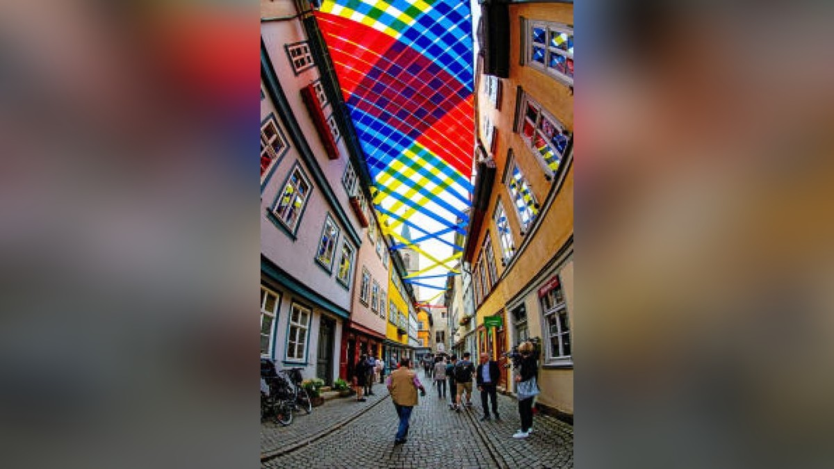 Für die Installation wurde das 100-Jahre-Bauhaus-Jubiläum zum Anlass genommen, Farben und Formen des Bauhauses mit besonderem Augenmerk auf die Weberei aufzugreifen. Foto: imago