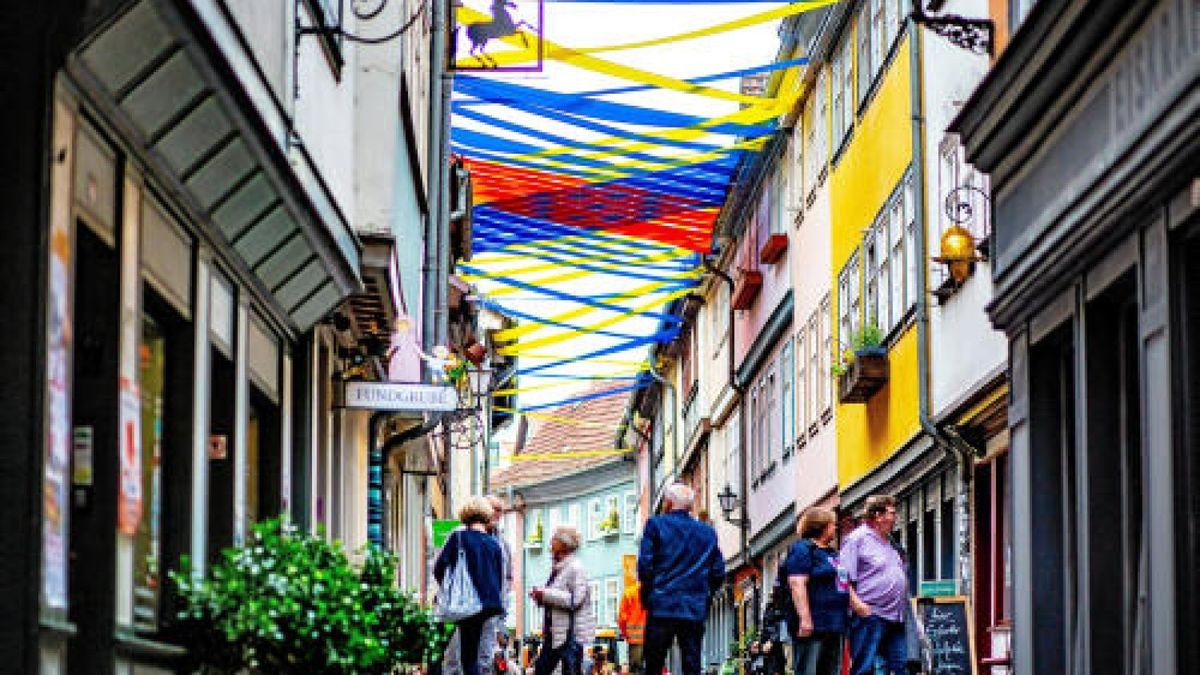 Das Wochenende vom 14. bis 16. Juni steht in Thüringens Landeshauptstadt wieder ganz im Zeichen des Krämerbrückenfestes. Im Mittelpunkt, natürlich, die Krämerbrücke. Ihr wird wieder eine Kunstinstallation gewidmet sein. Foto: imago