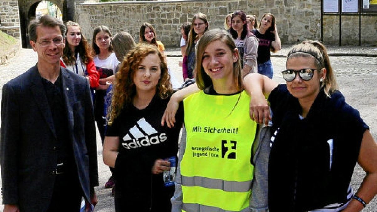 Marie, Anne-Katrin und Emely Hope (vorn von links, hier mit Pfarrer Hille) sind beim Schülerkirchentag Lotsen und den Grundschülern behilflich.Foto: Ina Renke