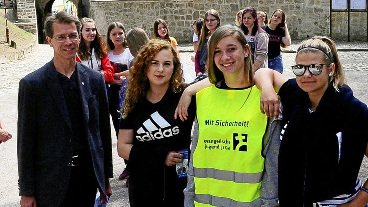 Marie, Anne-Katrin und Emely Hope (vorn von links, hier mit Pfarrer Hille) sind beim Schülerkirchentag Lotsen und den Grundschülern behilflich.