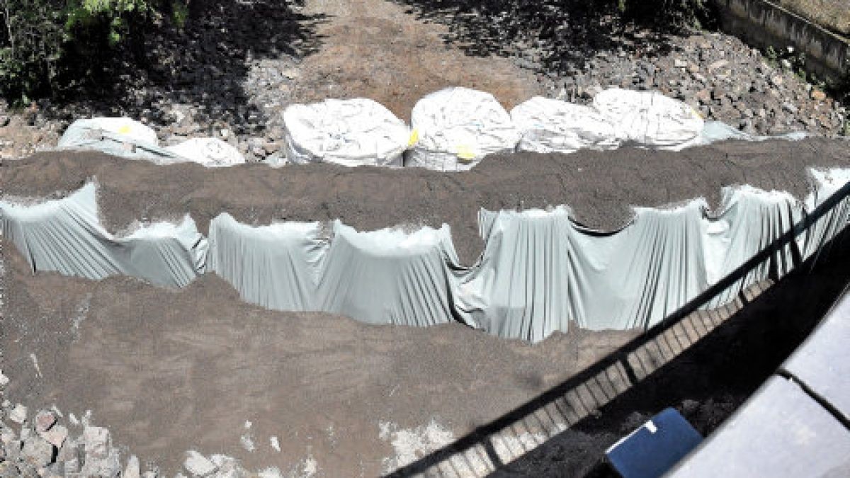 13.06.2019 / Sömmerda / Foto: Jens König / In Reih und Glied stehen wehrhafte Säcke, zu einem trutzburgartigen Bollwerk formiert, im trockenen Flussbett des Sömmerdaer Mühlgrabens. Eile ist dem schaulustigen Betrachter aber nicht geboten. Das Bauwerk neben der Rohrhammerbrücke wird sich noch länger – in Funktionslosigkeit erstarrt – die Blöße geben.Foto: Jens König